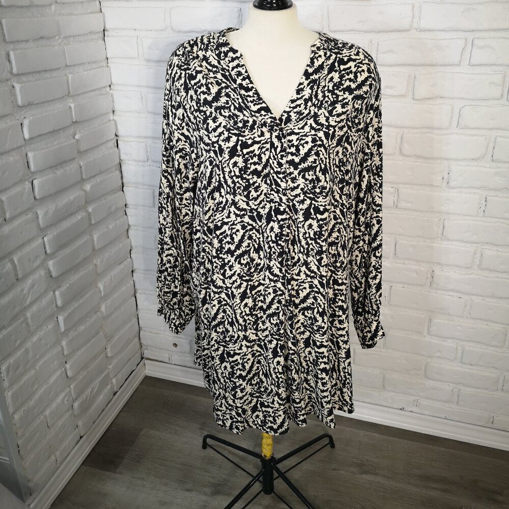 H&M Ladies Size Medium Long Sleeves Black & Tan Pattern V-neck Dress